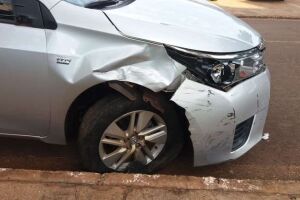 Após vítima escapar de roubo, assaltantes tentam fugir com carro e causam acidente