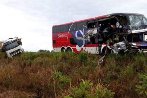 Ônibus que saiu de Campo Grande bate em caminhão e 11 pessoas ficam feridas em Goiás