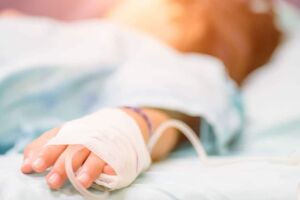 Menino de 2 anos morre após babá obrigá-lo a comer 50 gramas de sal