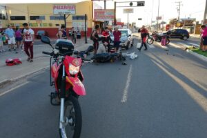 Motorista não respeita sinalização, bate em moto e idoso fica ferido na Capital