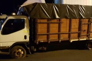 Contrabandista de 18 anos tenta “atropelar” viatura da PF com caminhão lotado de cigarro