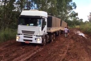 VÍDEO: caminhões afundam em rodovia que é armadilha há anos em MS