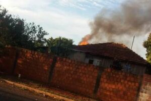 É fogo: rapaz incendeia própria casa após acender cigarro em MS