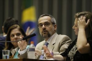 Weintraub provoca deputados: 'conhecem carteira assinada?'