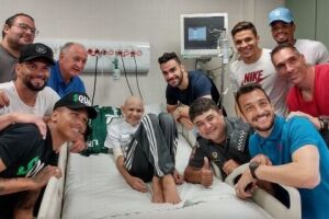 Time do Palmeiras visita hospital e realiza sonho de garoto que luta contra o câncer