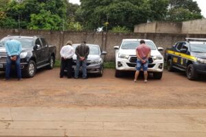Quatro são presos tentando trazer caminhonetes roubadas para a fronteira