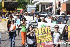 Manifestantes vão às ruas de Corumbá contra cortes na Educação pelo governo federal