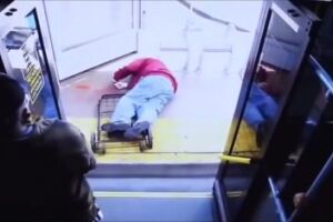 VÍDEO: idoso pede gentileza, é empurrado de ônibus e morre
