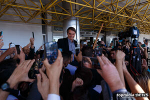 Bolsonaro carregado nos braços do povo em Campo Grande