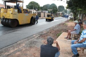 Moradores comemoram fim da poeira e do barro com asfalto no Jardim Anache