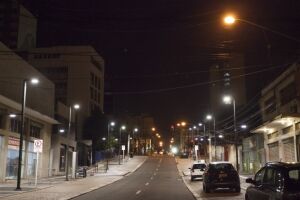 Lâmpadas de LED começam a ser instaladas na Rua 14 de Julho