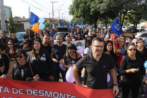 Cerca de 500 pessoas participam de protesto no centro de Três Lagoas