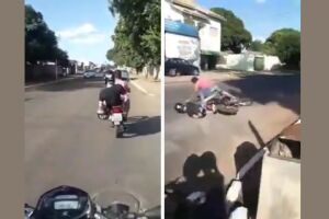 VÍDEO: sem capacete e visivelmente embriagados, jovens caem de moto na Capital