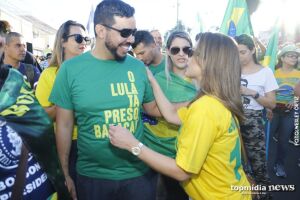 Em ato a favor de Bolsonaro, senadora do PSL critica 'desunião de aliados' pelas reformas