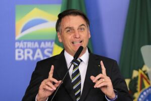 Bolsonaro diz que dinheiro retirado de universidades será investido na base