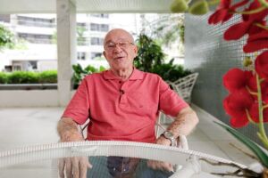 'Nem de longe penso em parar', diz dentista de 92 anos que exerce a profissão há quase 7 décadas