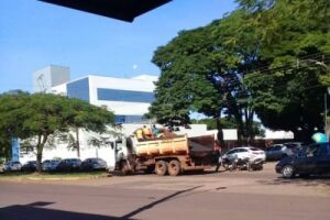 Caminhão da Prefeitura de Dourados é flagrado carregando trabalhadores em carroceria