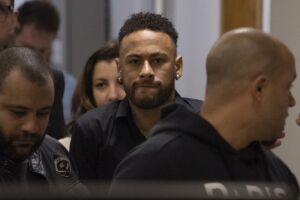 Neymar será indiciado por vazar fotos da modelo que o acusa de estupro