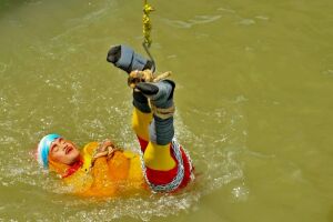 Ilusionista desaparece após ser amarrado e lançado em rio em truque arriscado