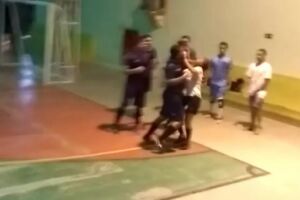 Árbitra é agredida violentamente com soco no rosto após expulsar jogador