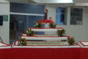 Católicos encaram fila de duas quadras para pegar aliança em bolo de Santo Antônio