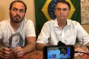 Carlos e o pai na live semanal de Jair Bolsonaro