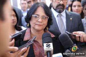 Ministra desembarca em Campo Grande, critica pesquisa e defende Bolsonaro: 'ele é muito querido'