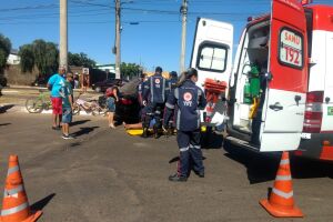 Moradores levantam veículo para retirar motociclista acidentada da pista quente na Cafezais