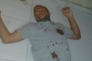 Para despistar a polícia, foragido finge morte com manchas falsas de sangue em camisa