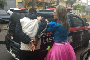 Guarda municipal vestida de princesa prende homem em flagrante