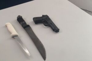 Estudantes são flagrados com facas e pistola falsa dentro de escola