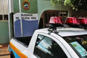 Mulher é agredida com cabo de vassoura pelo marido na frente da filha de 3 anos de idade