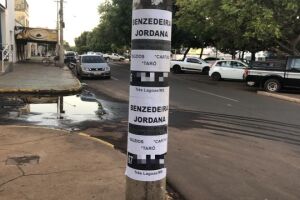 Não previu a dor de cabeça: cartomante cola anúncios em postes e vira alvo do Ministério Público