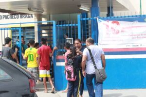 Estudante de 13 anos é baleada em escola; adolescente que atirou usou arma entregue por namorado