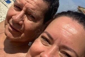 Vice-presidente Mourão curte praia no Rio com a mulher no feriado