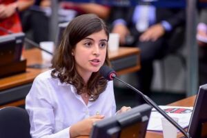 PDT ameaça expulsar Tabata Amaral caso a deputada vote a favor da Reforma da Previdência