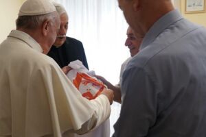 Papa Francisco ganha camisa 'Lula Livre'