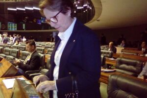 A ministra Terezinha marcando presença no plenário da Câmara dos Deputados