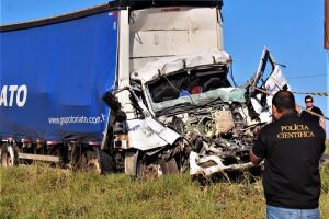 Motorista morre em acidente entre caminhões na MS-276