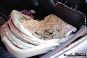 Salvo pela cadeirinha: bebê é socorrido após acidente entre carro e caminhonete