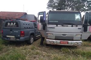 Caminhão roubado em SP é achado em terreno baldio na fronteira