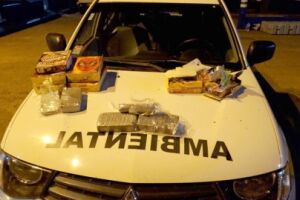 La casa cayó: boliviana fica nervosa em abordagem e PMA descobre 8 kg de cocaína em ônibus