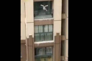 VÍDEO: criança cai do 6º andar e é salva por cobertor
