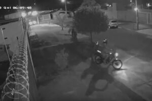 VÍDEO: dupla em moto ataca mulher em rua da Mata do Jacinto