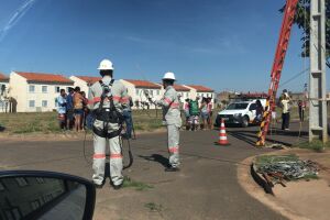 Após derrubada de 'gatos', moradores protestam contra Energisa em Campo Grande