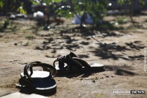 Pai chega bêbado em casa e bate com chinelo no rosto do filho de 3 anos