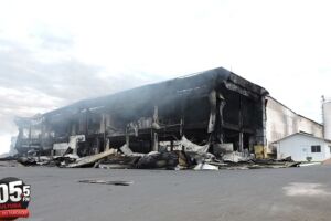 VÍDEO: fogo destrói fábrica de coberturas e gera comoção entre funcionários nas redes sociais