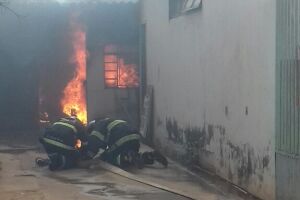 Incêndio destrói casa em fundos de comércio no Dom Antônio
