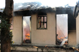 Idoso tem casa destruída por incêndio no dia em que completa 81 anos