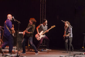 Alguns protestos ocorreram durante o show de Lenine